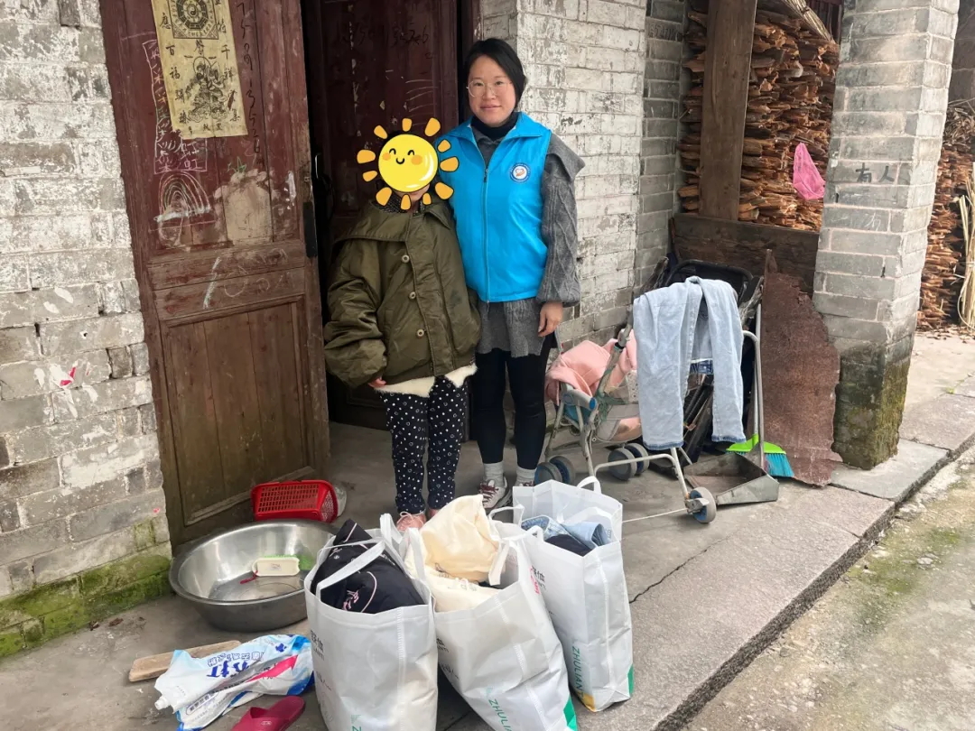 Longxi Township Social Work Station and Mr. Shen from Minsai Electric jointly held a used clothes donation activity called 